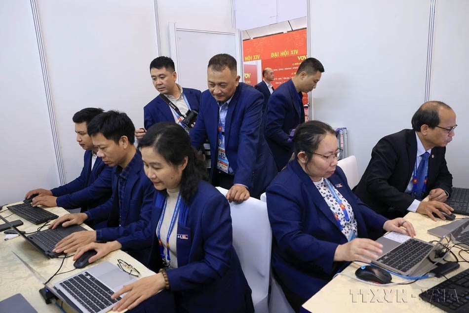 Phóng viên, biên tập viên Ban Biên tập Ảnh, Thông tấn xã Việt Nam tác nghiệp tại Trung tâm báo chí Đại hội XIV của Đảng. (Ảnh: TTXVN)
